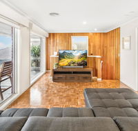 6-bed Oceanfront House with Jacuzzi Games Parking - Mackay Tourism