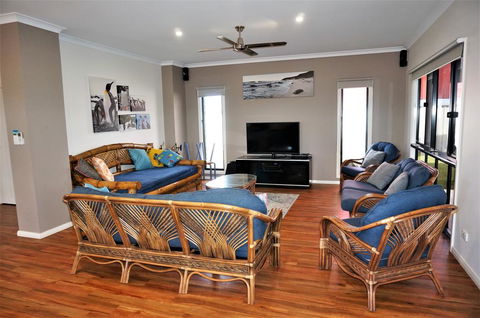 64 Madaffari Drive - PRIVATE JETTY - Mackay Tourism 2