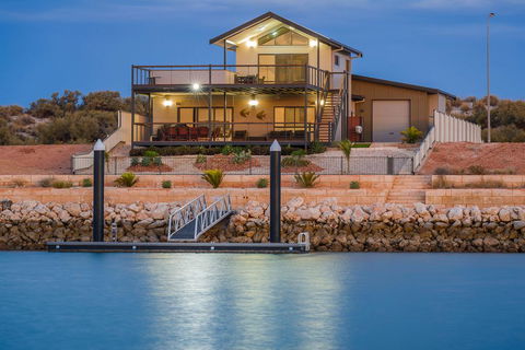 64 Madaffari Drive - PRIVATE JETTY - Mackay Tourism 0