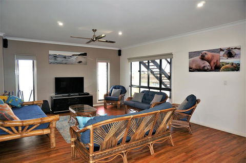 64 Madaffari Drive - PRIVATE JETTY - Mackay Tourism 3