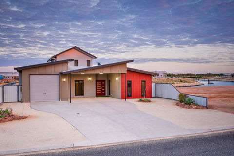 64 Madaffari Drive - PRIVATE JETTY - Mackay Tourism 1