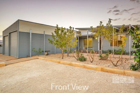 78 Madaffari Drive - PRIVATE JETTY And Pool - Mackay Tourism 3