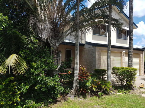 8 Hakea Place - Family Home On A Quiet Street, Close To Beach & Shops, Pet Friendly - Mackay Tourism 0