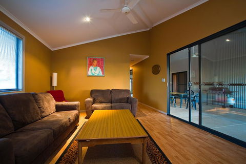 9 Skipjack Circle - Lovely Pet-Friendly Holiday Home With A Breezeway - Mackay Tourism 1