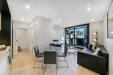 A Cozy & Stylish Suite Near Melbourne Central - Mackay Tourism 1