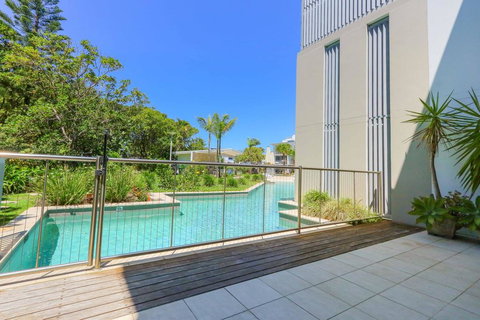 A Deluxe Swim Up - Drift Apartments South - Mackay Tourism 1