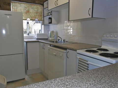 A Furnished Townhouse In Goulburn - Mackay Tourism 1