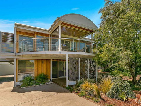 A Wave From It All - Mackay Tourism 0