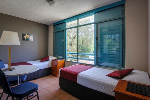 AAA Airport Albion Manor Apartments And Motel - Mackay Tourism 1
