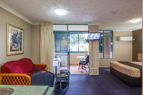 AAA Airport Albion Manor Apartments And Motel - Mackay Tourism 3