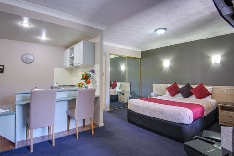AAA Airport Albion Manor Apartments And Motel - Mackay Tourism 0