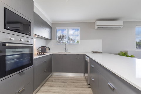 Absolute Beachfront Penthouse, Castaways Beach - Mackay Tourism 3