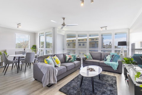 Absolute Beachfront Penthouse, Castaways Beach - Mackay Tourism 0