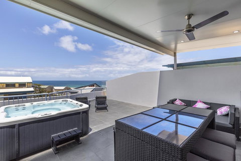 Absolute Beachfront Penthouse, Castaways Beach - Mackay Tourism 1