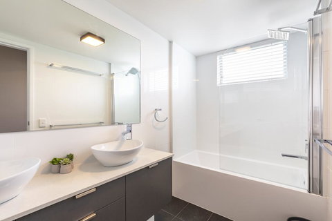 Absolute Beachfront Penthouse, Castaways Beach - Mackay Tourism 2