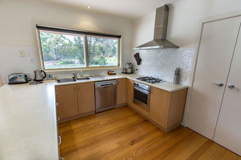 Acacia Lakehouse - The Lake At Your Doorstep - Mackay Tourism 2