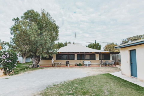 Dongara Hotel Motel - Mackay Tourism 1