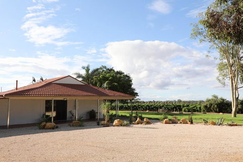 Dreamy Abode - Vineyard Retreat - Mackay Tourism 0