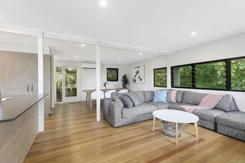 Duke St Convenience At Your Doorstep Beach Living In The Heart Of The Village Close To Cafes Ocean Glimpse - Mackay Tourism 3