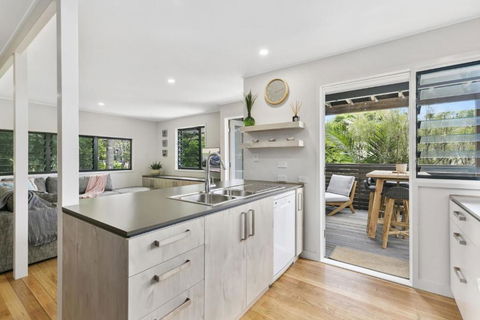 Duke St Convenience At Your Doorstep Beach Living In The Heart Of The Village Close To Cafes Ocean Glimpse - Mackay Tourism 4