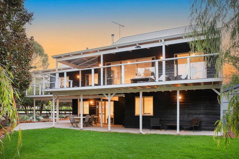 Eagle Bay Summerhaus - Mackay Tourism 0