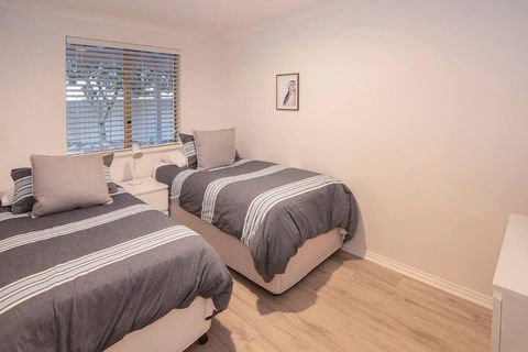 Eagle Bay Summerhaus - Mackay Tourism 4