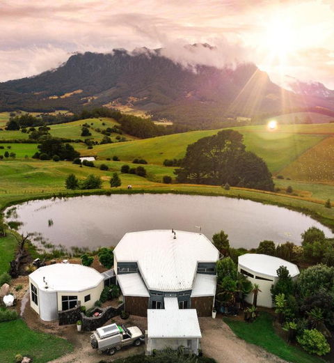 Eagles Nest Retreat - Mackay Tourism 0