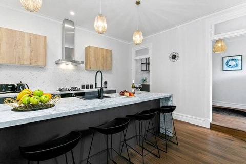 EDW19 - Stylish 2-Bed, 2-Bath Townhose In Drummoyne - Mackay Tourism 0