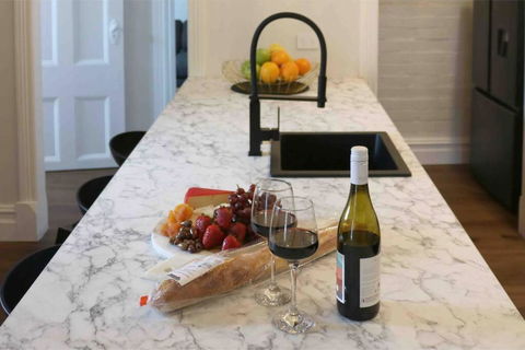 EDW19 - Stylish 2-Bed, 2-Bath Townhose In Drummoyne - Mackay Tourism 1