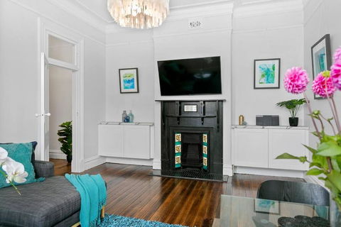 EDW19 - Stylish 2-Bed, 2-Bath Townhose In Drummoyne - Mackay Tourism 2