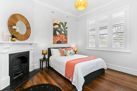 EDW19 - Stylish 2-Bed, 2-Bath Townhose In Drummoyne - Mackay Tourism 4