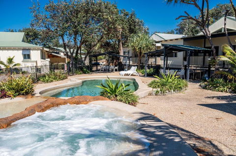 E.V. - Eurong Beach Villa - Mackay Tourism 0