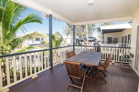 E.V. - Eurong Beach Villa - Mackay Tourism 2