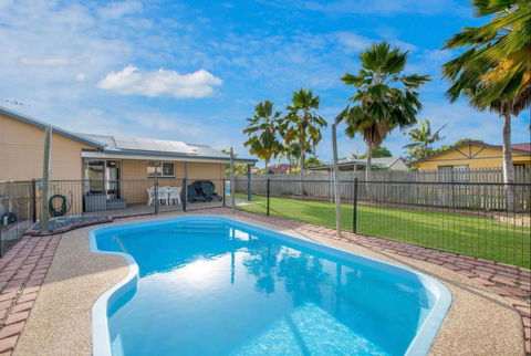 Entire Family Home With Private Pool - Mackay Tourism 0