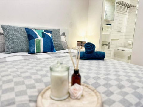 ES2410-2Bed 2Bath Vision Apt With Balcony, Pool & Gym - Mackay Tourism 0
