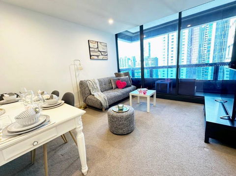 ES2410-2Bed 2Bath Vision Apt With Balcony, Pool & Gym - Mackay Tourism 4