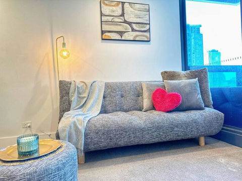 ES2410-2Bed 2Bath Vision Apt With Balcony, Pool & Gym - Mackay Tourism 1