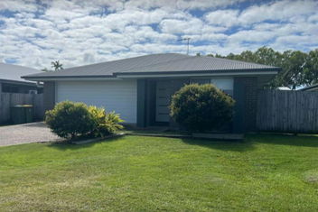Expansive 4-Beds & 2 Baths House with Mackay Tourism