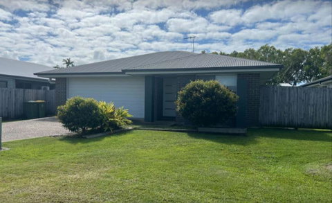 Expansive 4-Beds & 2 Baths House - Mackay Tourism 0