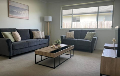Expansive 4-Beds & 2 Baths House - Mackay Tourism 2