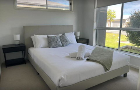 Expansive 4-Beds & 2 Baths House - Mackay Tourism 3