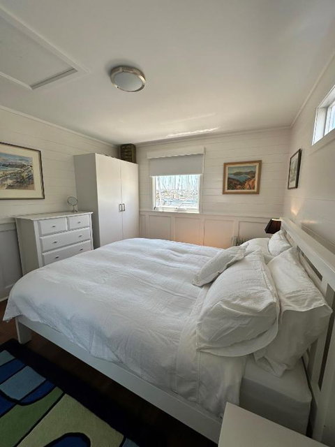 Elegant And Scenic Floating Boat House - Mackay Tourism 3
