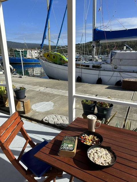 Elegant And Scenic Floating Boat House - Mackay Tourism 4