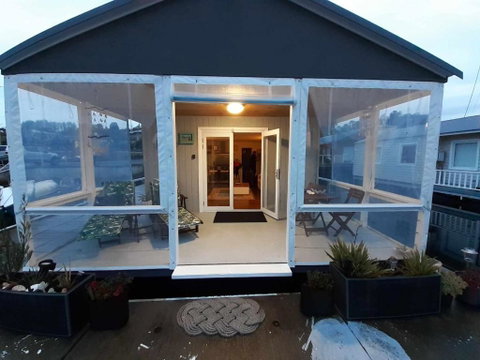 Elegant And Scenic Floating Boat House - Mackay Tourism 0