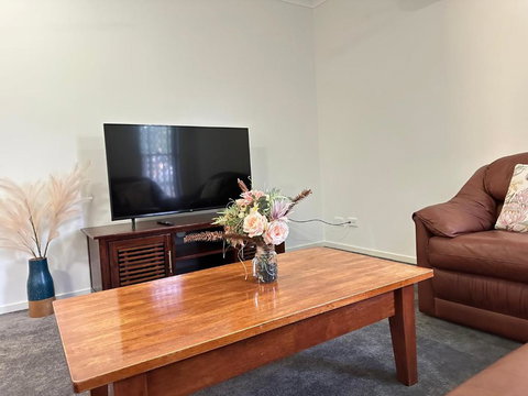 Four Bedroom Large Family Home Close To Ipswich City - Mackay Tourism 3