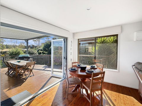Fab 3-Bed Stay With Great Outdoors & Water Views - Mackay Tourism 4