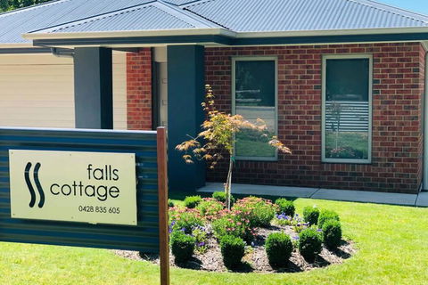 Falls Cottage Whitfield - Mackay Tourism 0