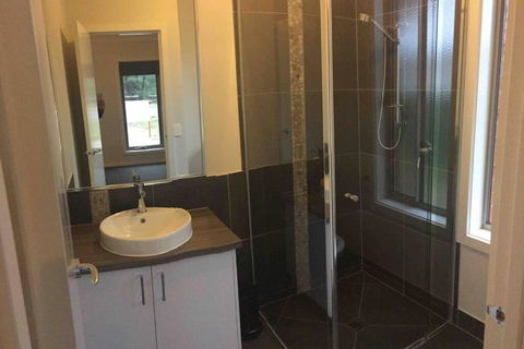 Falls Cottage Whitfield - Mackay Tourism 3