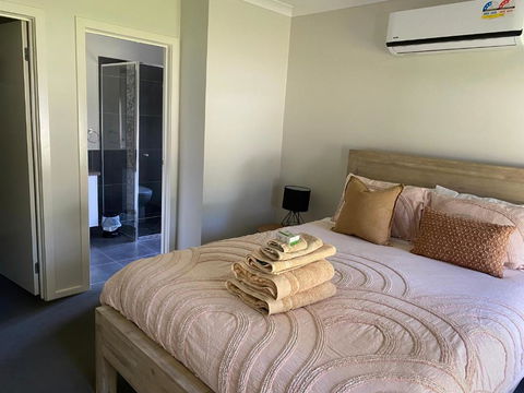 Falls Cottage Whitfield - Mackay Tourism 1