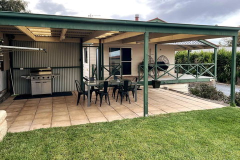 Family And Pet Friendly In Central Location - Mackay Tourism 0